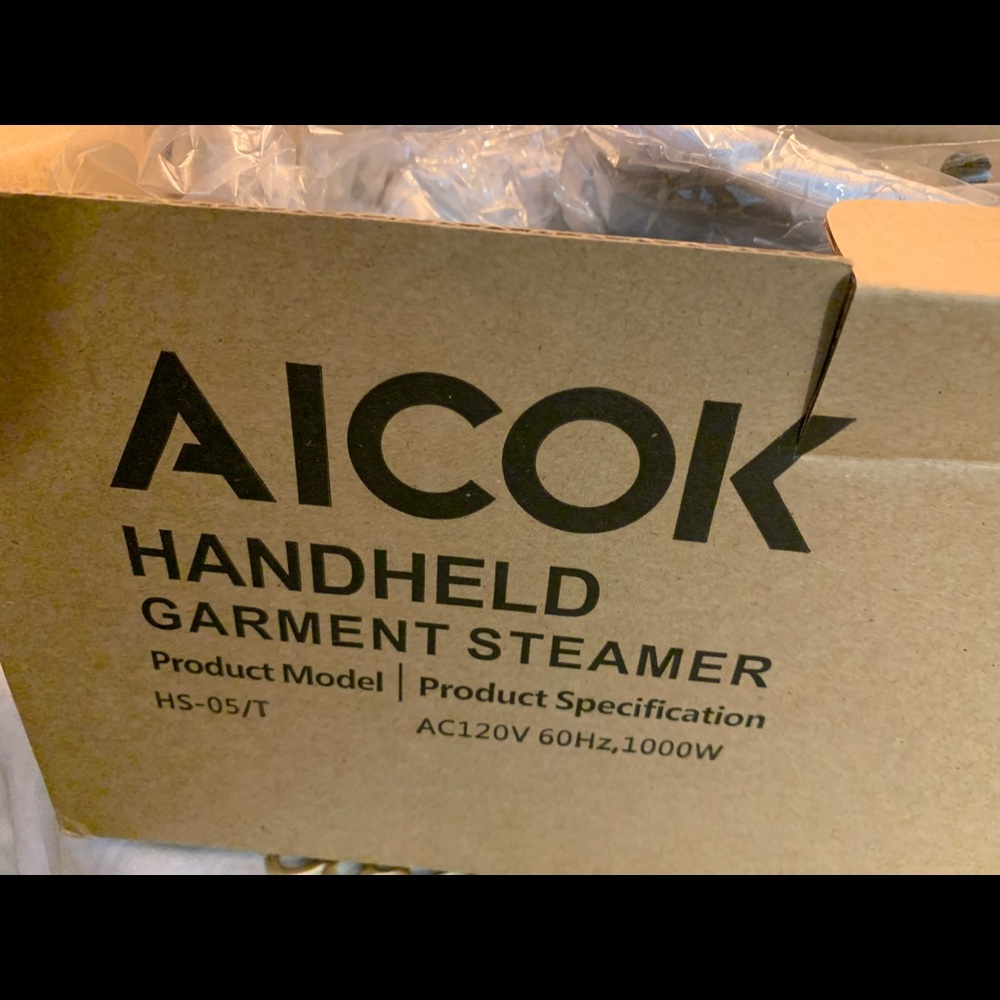 New!! Still in the box, never used! Garment steamer.